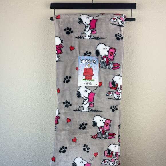 Peanuts Snoopy Valentine’s Day Fleece Throw Blanket - Picture 2 of 8